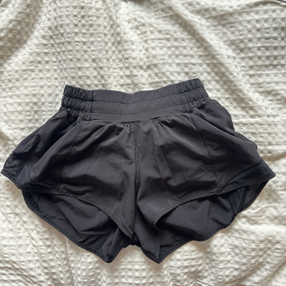 Lululemon hottie hot low rise 2.5 shorts
Size 2